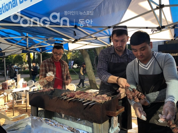 우즈베키스탄 전통음식 '샤슬릭(shashlik)'을 만들고 있는 유학생들