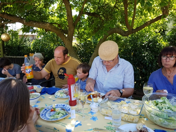 로베르트 가족이 바베큐 파티에서 감자샐러드를 먹는 모습