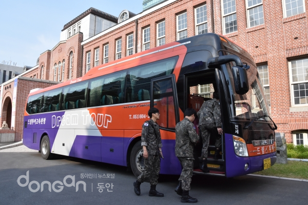 부민캠퍼스, 총학생회에서 지원한 예비군 버스에 학생들이 탑승하고 있다.