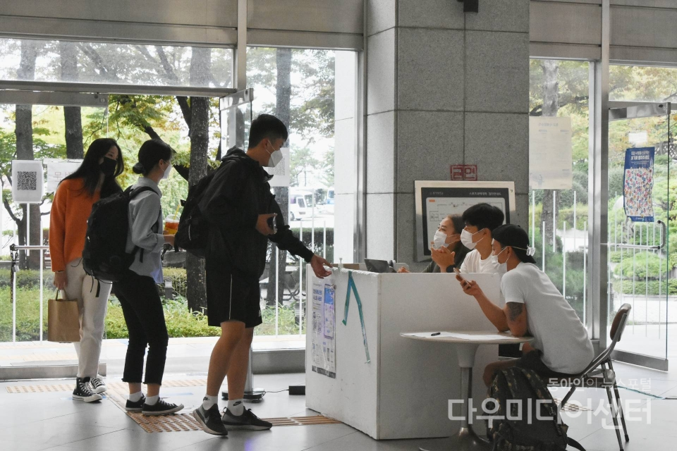 지난 30일, 우리 대학 승학캠퍼스 예체대 1관에서 학생들이 발열 검사와 출입 스티커를 받고 있다.사진=박서현 기자